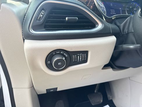 Used 2024 Chrysler Pacifica Limited image 17