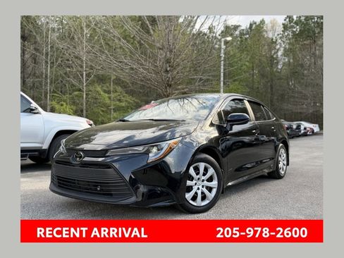Used 2025 Toyota Corolla LE image 1