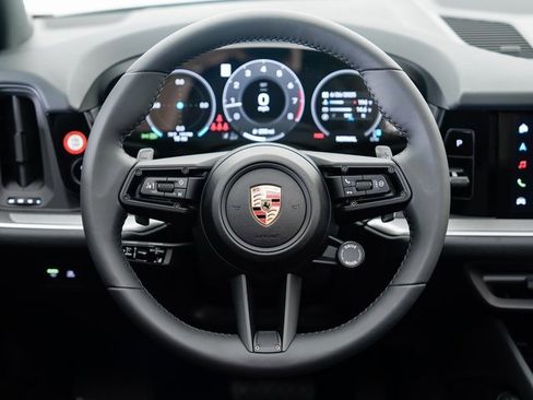 Used 2025 Porsche Cayenne image 13