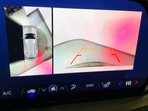 Used 2024 Chevrolet Traverse LT image 21