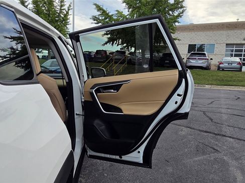 Used 2022 Toyota RAV4 XLE AWD/4WD image 33