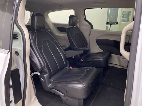 Used 2023 Chrysler Pacifica Touring-L FWD image 16