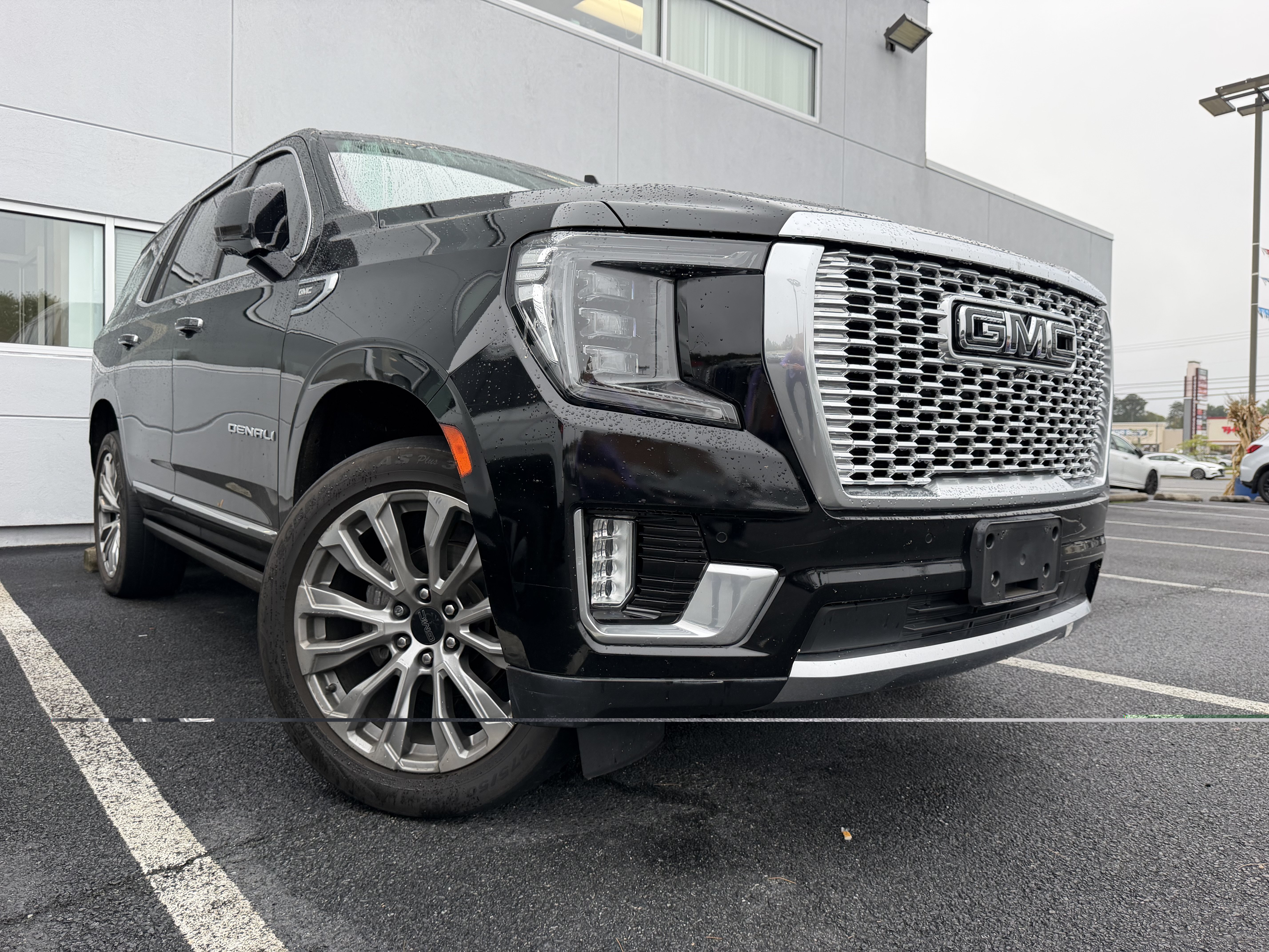Used 2021 GMC Yukon Denali w/ Denali Premium Package AWD/4WD image 4