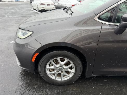 Used 2022 Chrysler Pacifica Touring-L image 11