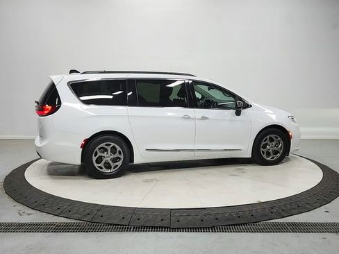 Used 2023 Chrysler Pacifica Limited FWD image 8