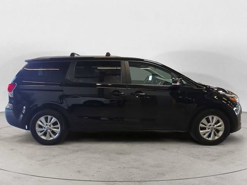 Used 2017 Kia Sedona LX w/ LX Essentials Premium Package FWD image 4