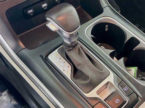 Used 2022 Kia Carnival LX image 16