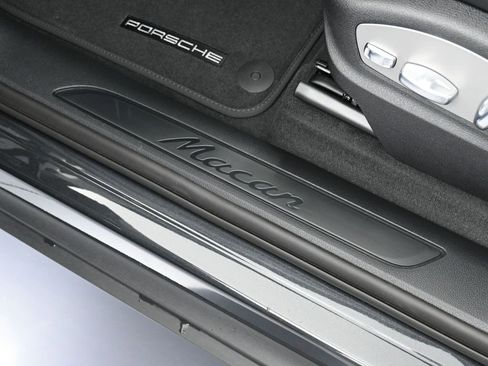 Certified 2025 Porsche Macan AWD/4WD image 16