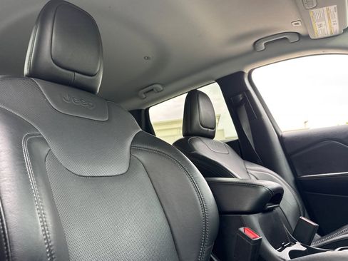 Used 2019 Jeep Cherokee Limited image 25