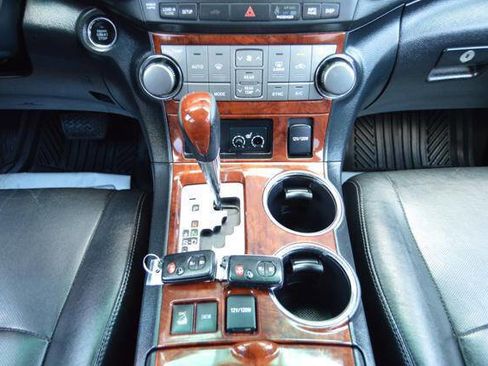 Used 2012 Toyota Highlander Limited w/ Tow Pkg AWD/4WD image 28