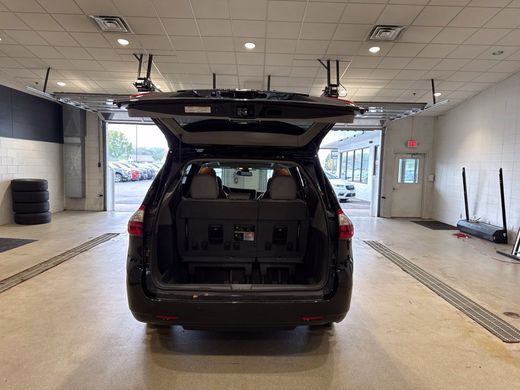 Used 2020 Toyota Sienna XLE w/ XLE Navigation Package AWD/4WD image 18