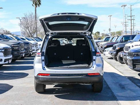 New 2025 Jeep Grand Cherokee Altitude image 8
