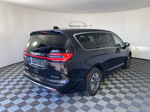 Used 2024 Chrysler Pacifica Select image 10