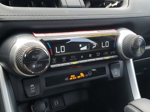 Certified 2025 Toyota RAV4 XLE FWD image 29