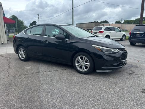 Used 2018 Chevrolet Cruze LT w/ Convenience Package FWD image 5