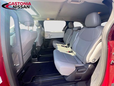Used 2025 Toyota Sienna XLE image 33