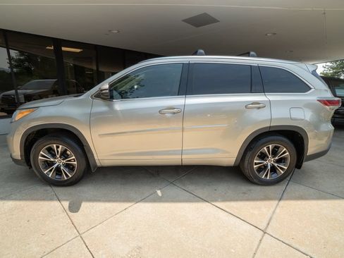 Used 2016 Toyota Highlander XLE AWD/4WD image 4