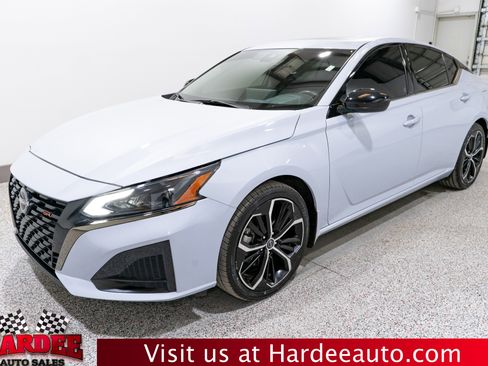 Used 2023 Nissan Altima 2.5 SR w/ SR Premium Package image 2