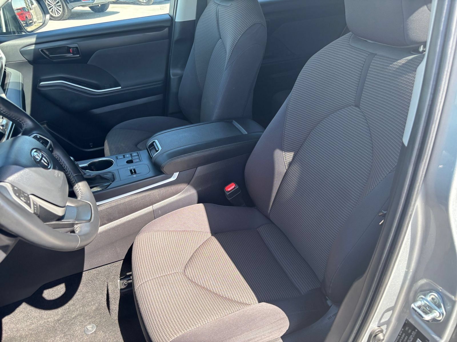 Used 2025 Toyota Highlander LE FWD image 36