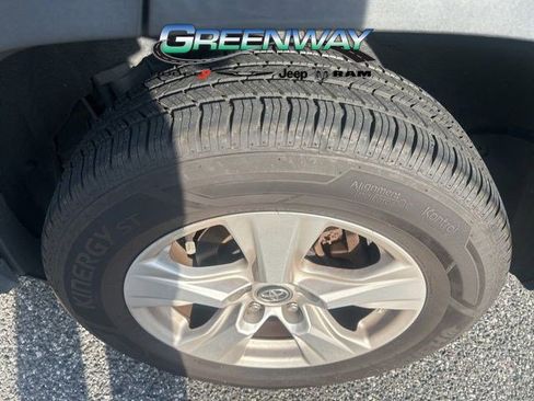 Used 2021 Toyota RAV4 XLE FWD image 4