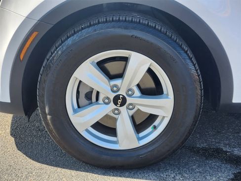 Certified 2025 Kia Sorento LX image 9