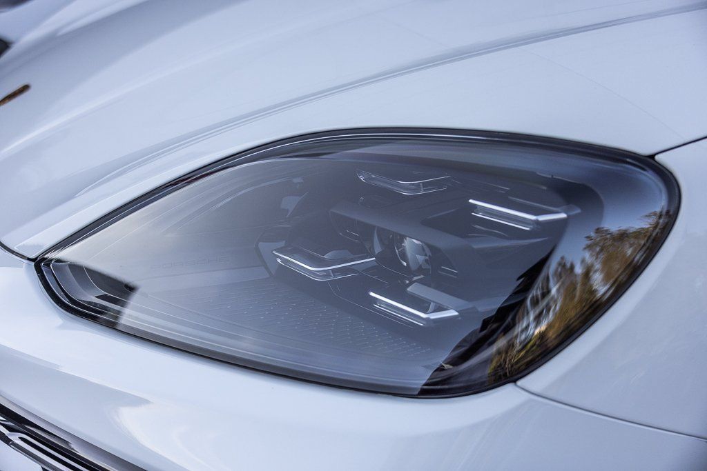 Certified 2025 Porsche Cayenne E-Hybrid AWD/4WD image 24