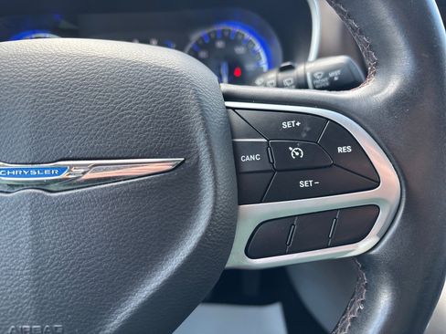 Used 2017 Chrysler Pacifica Touring-L image 21