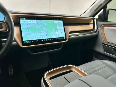 Used 2026 Rivian R1S Premium image 30