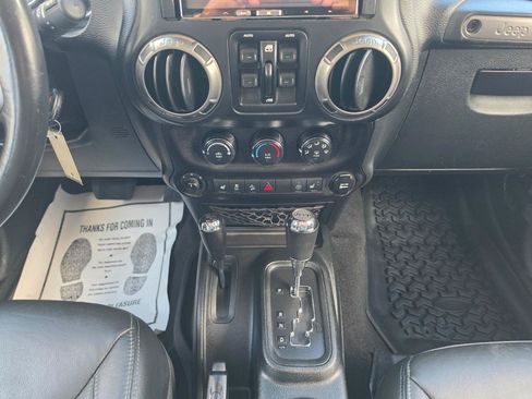 Used 2018 Jeep Wrangler Unlimited Sahara AWD/4WD image 15