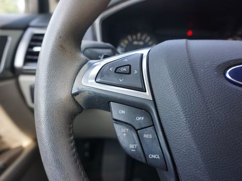 Used 2017 Ford Fusion SE FWD image 7