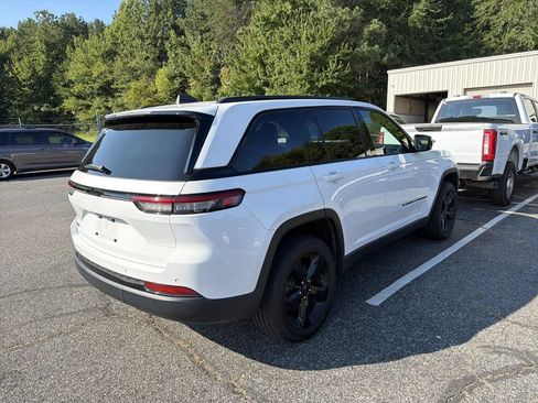 Used 2024 Jeep Grand Cherokee Altitude AWD/4WD image 11