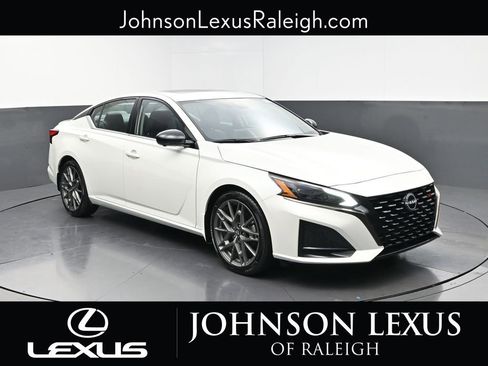 Used 2023 Nissan Altima 2.0 SR FWD image 3