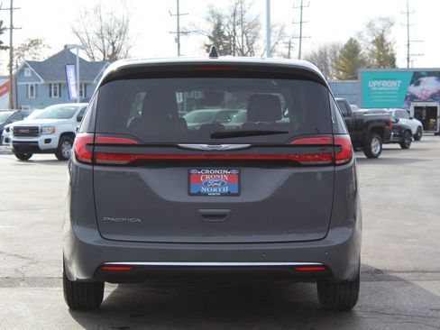 Used 2023 Chrysler Pacifica Touring-L image 6