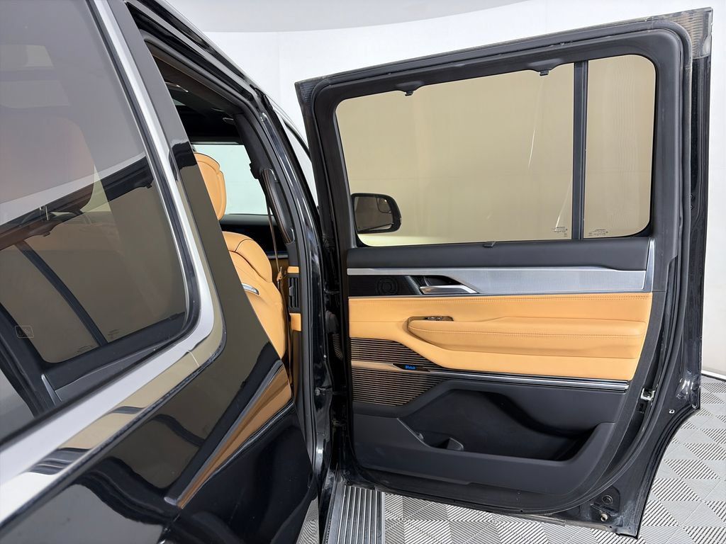 Used 2023 Jeep Grand Wagoneer Series III AWD/4WD image 27