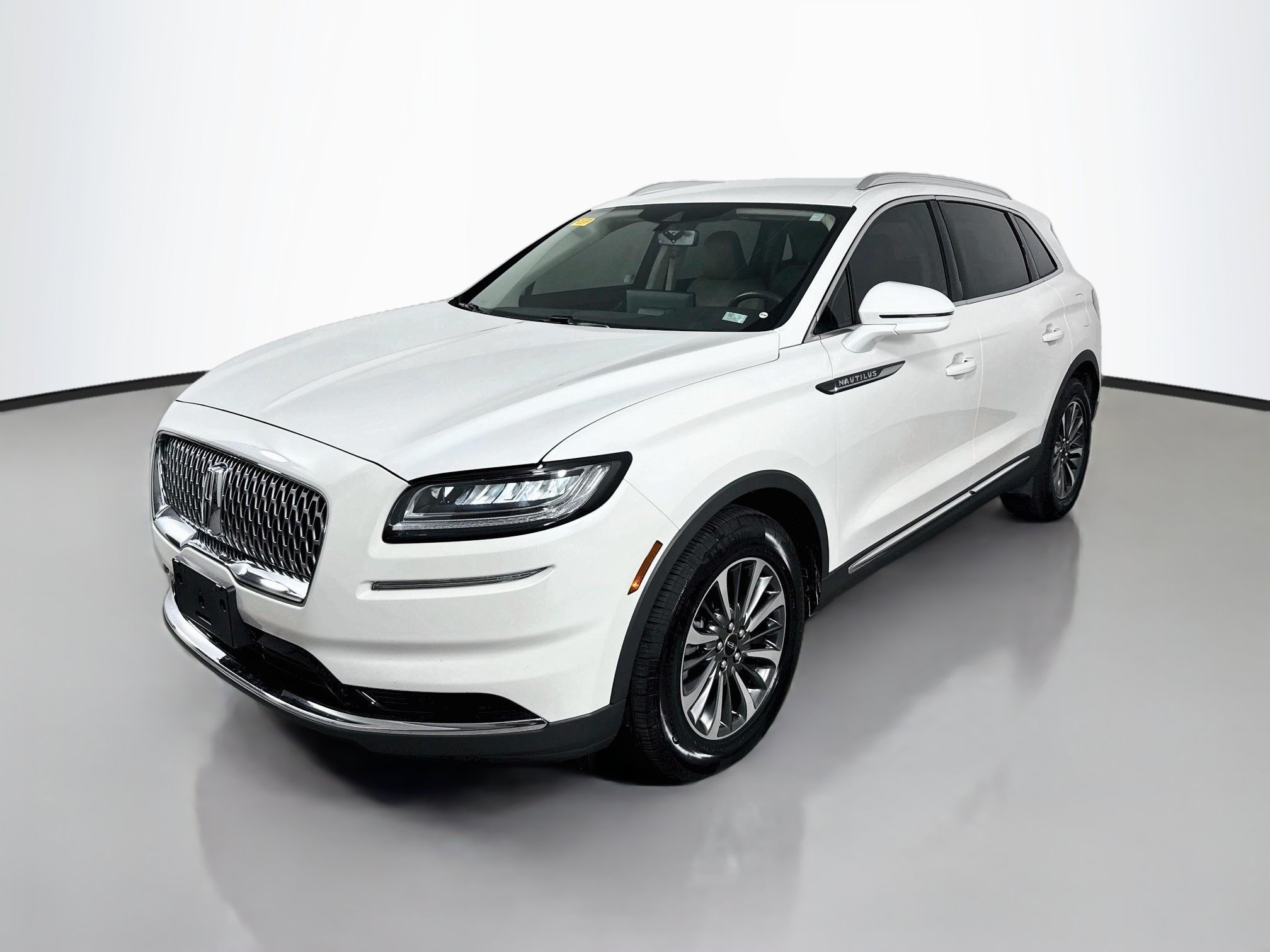 Used 2022 Lincoln Nautilus FWD w/ Premium Package image 3