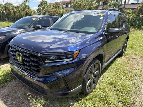 Used 2025 Honda Pilot Sport image 3