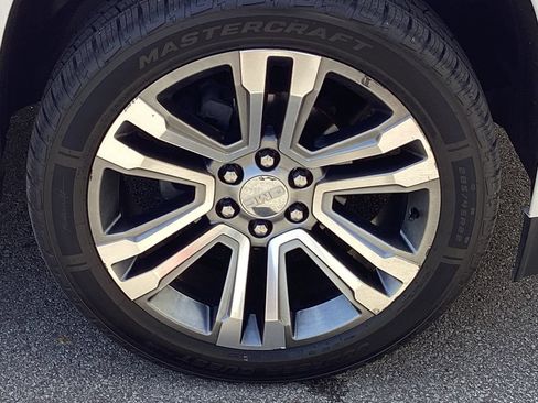 Used 2018 GMC Yukon Denali w/ Denali Ultimate Package AWD/4WD image 22