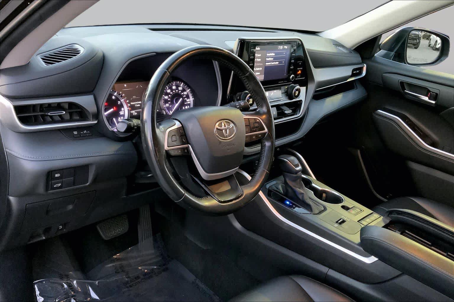 Used 2022 Toyota Highlander XLE FWD image 15