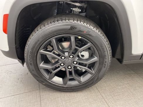 New 2025 Jeep Grand Cherokee Limited w/ Trailer Tow Package AWD/4WD image 8