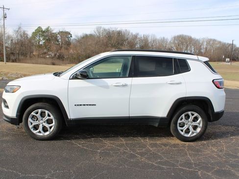 Used 2024 Jeep Compass Latitude image 6