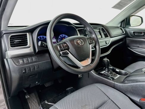 Used 2019 Toyota Highlander LE AWD/4WD image 9