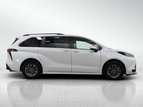 Used 2022 Toyota Sienna LE image 6