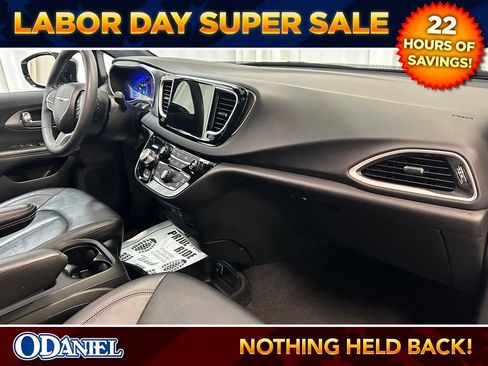 Used 2025 Chrysler Pacifica Select FWD image 23