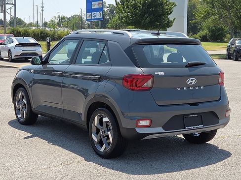 Used 2025 Hyundai Venue SEL FWD image 4