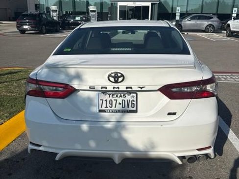 Used 2018 Toyota Camry SE w/ Moonroof Package FWD image 9