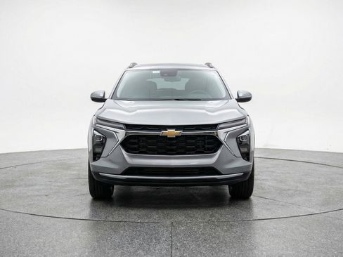 Used 2025 Chevrolet Trax LT FWD image 2