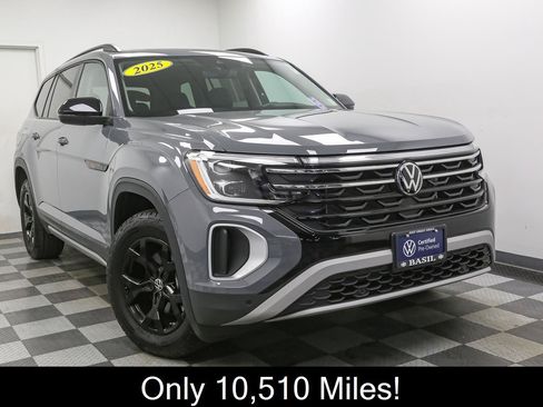Certified 2025 Volkswagen Atlas Peak Edition SE AWD/4WD image 3