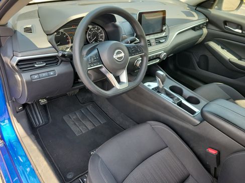 Used 2025 Nissan Altima 2.5 SV image 3