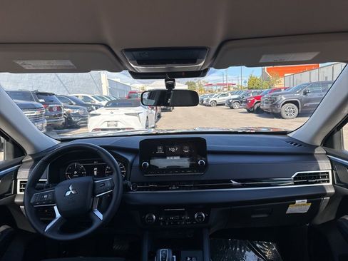 Used 2023 Mitsubishi Outlander SE image 19