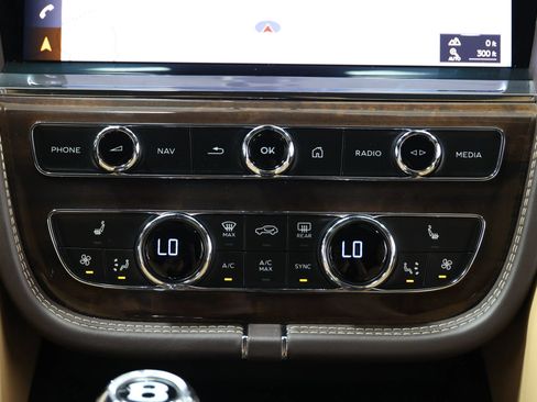 Used 2021 Bentley Bentayga AWD/4WD image 41